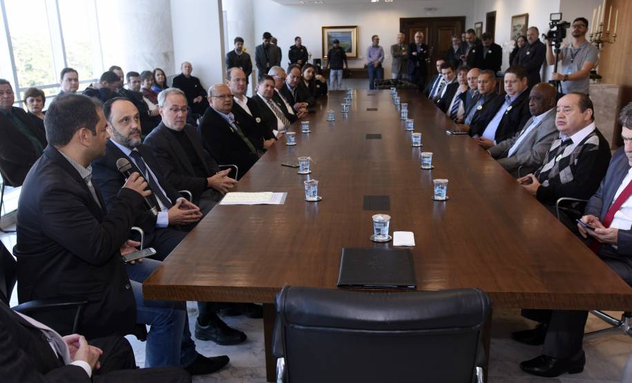 Reunião no Palácio Iguaçu, nesta quinta-feira (05), o Governo do Estado anunciou medidas sobre a emissão de documentos de veículos por despachantes será digitalizada e certificada pelo Departamento de Trânsito do Paraná (Detran-PR), vai aumentar a segurança do procedimento, diminuir a necessidade de envio de documentos físicos para armazenamento no Departamento e agilizar a entrega da documentação para os proprietários de veículos e, também pais e estudantes da rede estadual de ensino