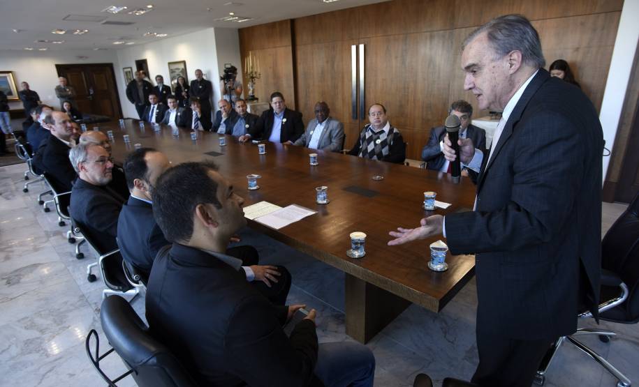 Reunião no Palácio Iguaçu, nesta quinta-feira (05), o Governo do Estado anunciou medidas sobre a emissão de documentos de veículos por despachantes será digitalizada e certificada pelo Departamento de Trânsito do Paraná (Detran-PR), vai aumentar a segurança do procedimento, diminuir a necessidade de envio de documentos físicos para armazenamento no Departamento e agilizar a entrega da documentação para os proprietários de veículos e, também pais e estudantes da rede estadual de ensino