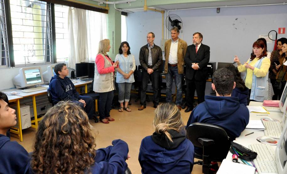Os equipamentos que antes eram usados pelos servidores do Detran foram trocados por máquinas novas, mais adequadas às necessidades de rede e armazenamento de dados de veículos e condutores, e agora serão usados por alunos da Rede Estadual de Ensino em diferentes cidades do Paraná.