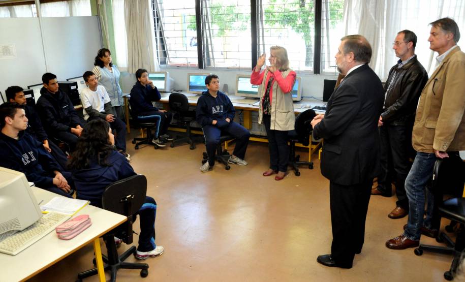 Os equipamentos que antes eram usados pelos servidores do Detran foram trocados por máquinas novas, mais adequadas às necessidades de rede e armazenamento de dados de veículos e condutores, e agora serão usados por alunos da Rede Estadual de Ensino em diferentes cidades do Paraná.