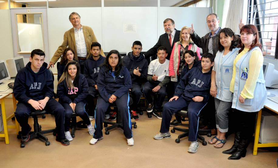 Os equipamentos que antes eram usados pelos servidores do Detran foram trocados por máquinas novas, mais adequadas às necessidades de rede e armazenamento de dados de veículos e condutores, e agora serão usados por alunos da Rede Estadual de Ensino em diferentes cidades do Paraná.