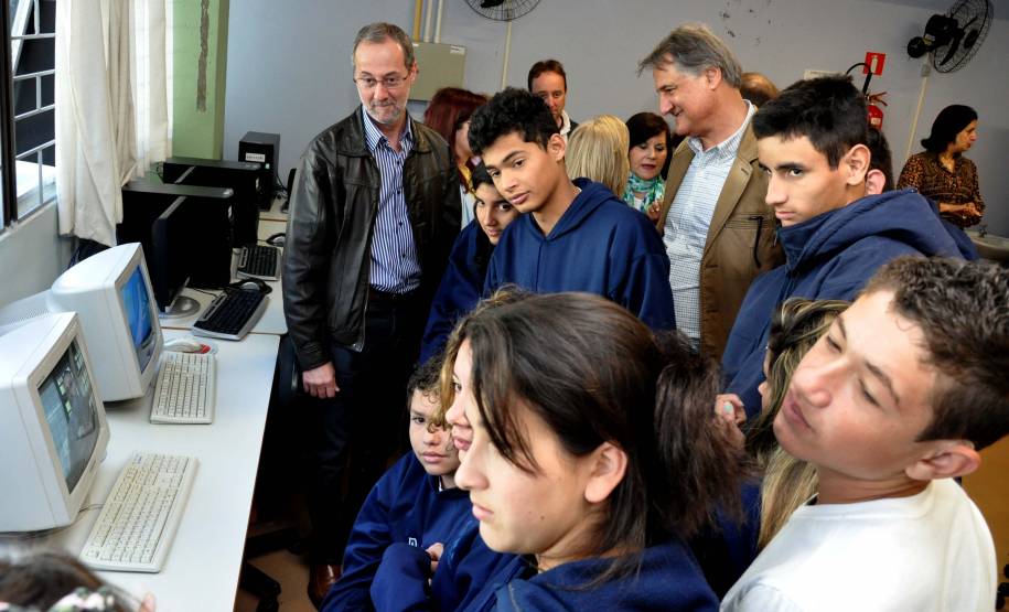 Os equipamentos que antes eram usados pelos servidores do Detran foram trocados por máquinas novas, mais adequadas às necessidades de rede e armazenamento de dados de veículos e condutores, e agora serão usados por alunos da Rede Estadual de Ensino em diferentes cidades do Paraná.