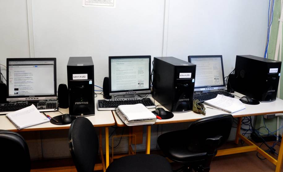 Os equipamentos que antes eram usados pelos servidores do Detran foram trocados por máquinas novas, mais adequadas às necessidades de rede e armazenamento de dados de veículos e condutores, e agora serão usados por alunos da Rede Estadual de Ensino em diferentes cidades do Paraná.