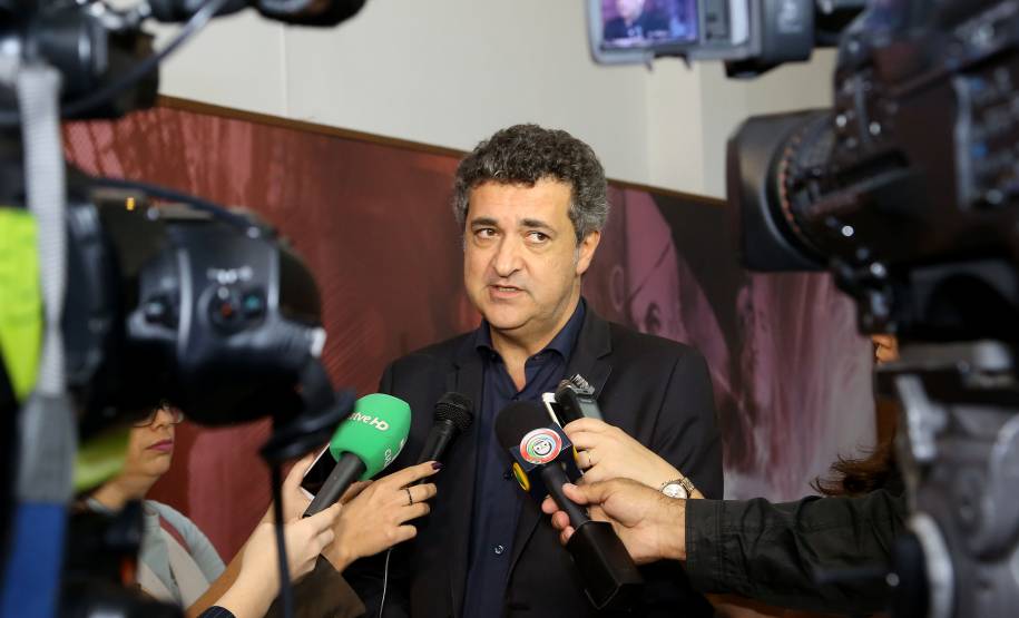 O Detran-PR lançou nesta quarta-feira (31) uma nova campanha publicitária para conscientizar os motoristas sobre as principais causas de acidentes de trânsito. São três filmes com cenas fortes que mostram as consequências de dirigir em alta velocidade, embriagado ou utilizando aparelhos celulares. Na foto, o secretário estadual da Comunicação Social, Alexandre Teixeira.  Curitiba,31/10/2018 Foto:Jaelson Lucas / ANPr