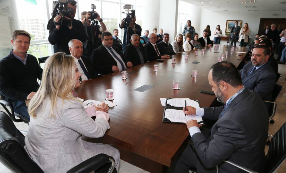 Governadora Cida Borghetti assina convênios com o Detra-PR para parcelamento de dívidas no cartão de crédito  -   Curitiba, 05/11/2018  -  Foto: Orlando Kissner/ANPr
