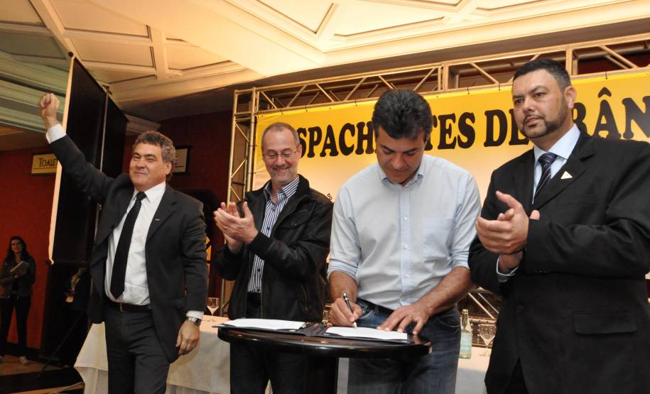 Prorrogadas as inscrições do processo seletivo para despachantes Foram prorrogadas as inscrições do processo seletivo para o credenciamento de novos despachantes, promovido pelo Departamento de Trânsito do Paraná (Detran). O prazo que terminaria nesta segunda-feira (11) foi estendido até 9 de dezembro. Estão abertas 706 vagas para atuar em 324 cidades paranaenses.