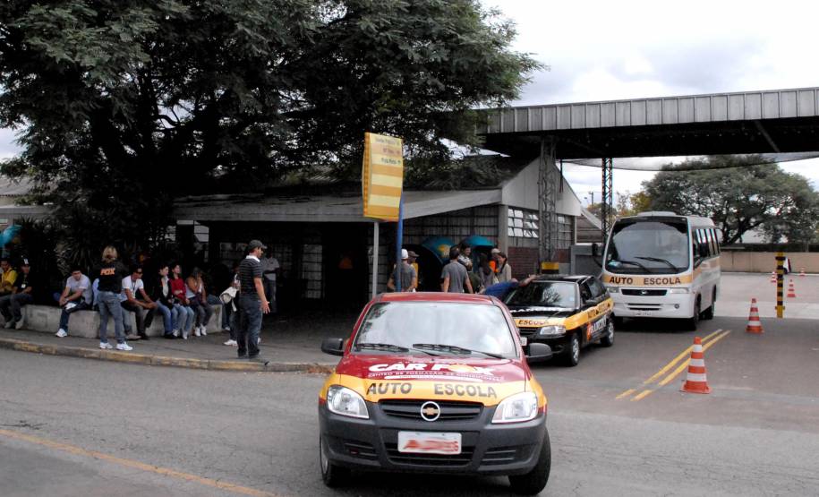 Detran facilita atendimento a autoescolas O Departamento de Trânsito do Paraná (Detran-PR) vai facilitar o atendimento administrativo aos Centros de Formação de Condutores (CFCs). A partir de dezembro, as autoescolas farão o credenciamento de veículos de aprendizagem pela internet, por meio de chamado técnico online