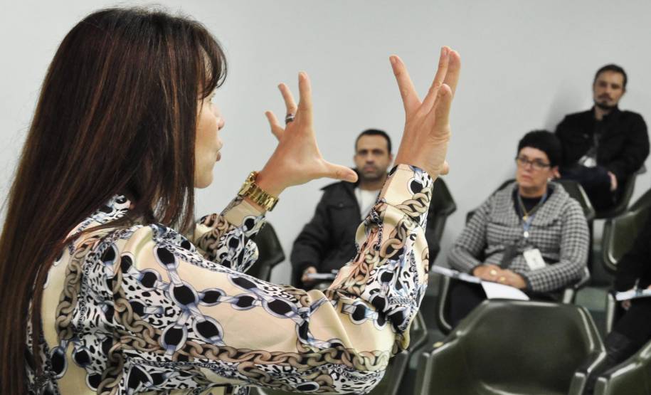 Projeto desenvolvido pelo Departamento de Trânsito do Paraná (Detran/PR) regionalizou a contratação de intérpretes na Linguagem Brasileira de Sinais (Libras).