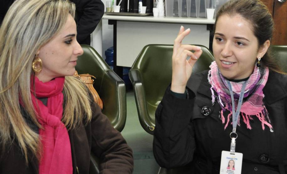Projeto desenvolvido pelo Departamento de Trânsito do Paraná (Detran/PR) regionalizou a contratação de intérpretes na Linguagem Brasileira de Sinais (Libras).