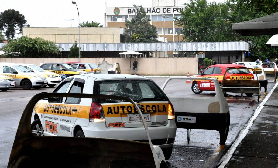 Detran agiliza exames práticos no interior do estado No interior do estado, os municípios com maior demanda estão recebendo reforço no quadro de funcionários, examinadores remanejados de outras unidades e exames extras para aumentar a capacidade de atendimento.