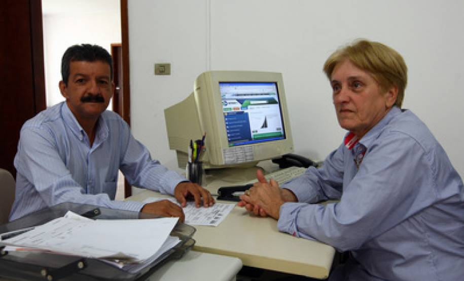 Sede e atendimento do Detran de Morretes. Na foto, o agente funerário Davi Borba e a coordenadora do Detran, Maria Alice de Mello Cordeiro.