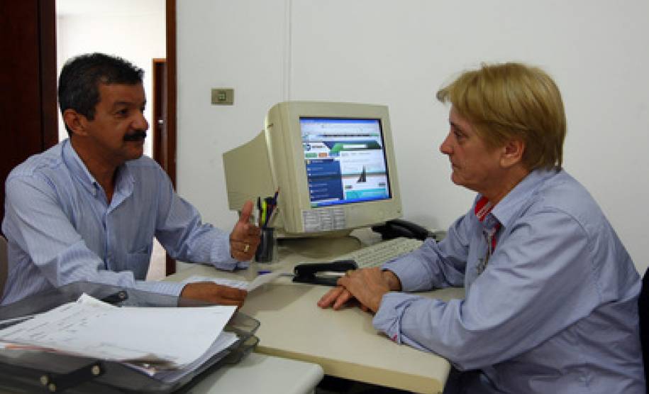 Sede e atendimento do Detran de Morretes. Na foto, o agente funerário Davi Borba e a coordenadora do Detran, Maria Alice de Mello Cordeiro.