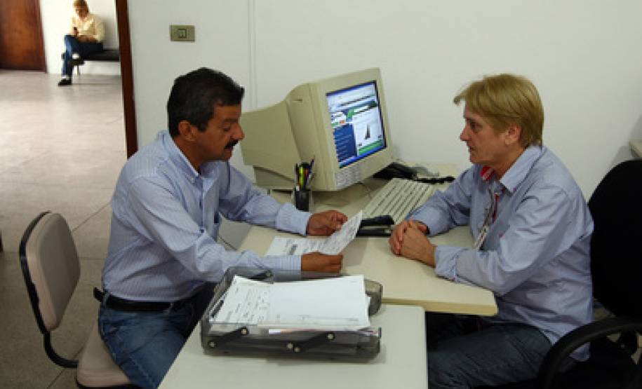 Sede e atendimento do Detran de Morretes. Na foto, o agente funerário Davi Borba e a coordenadora do Detran, Maria Alice de Mello Cordeiro.