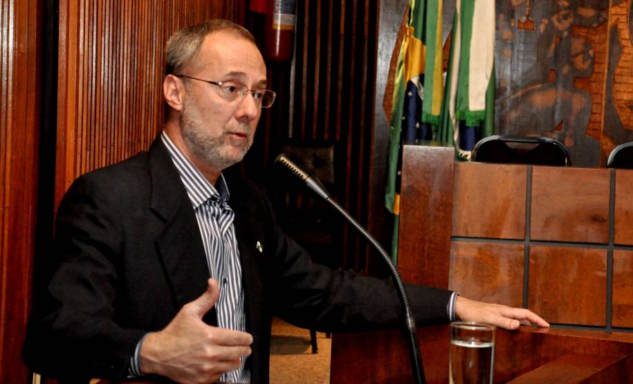 O Departamento de Trânsito do Paraná apresentou nesta quarta-feira (11), no Plenarinho da Assembleia Legislativa do Estado, o modelo de municipalização da gestão de trânsito desenvolvido pela autarquia para apoiar cidades que ainda não estão integradas ao Sistema Nacional de Trânsito. Na foto, o diretor geral do Detran, Marcos Traad.