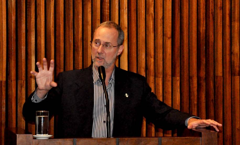 O Departamento de Trânsito do Paraná apresentou nesta quarta-feira (11), no Plenarinho da Assembleia Legislativa do Estado, o modelo de municipalização da gestão de trânsito desenvolvido pela autarquia para apoiar cidades que ainda não estão integradas ao Sistema Nacional de Trânsito. Na foto, o diretor geral do Detran, Marcos Traad.