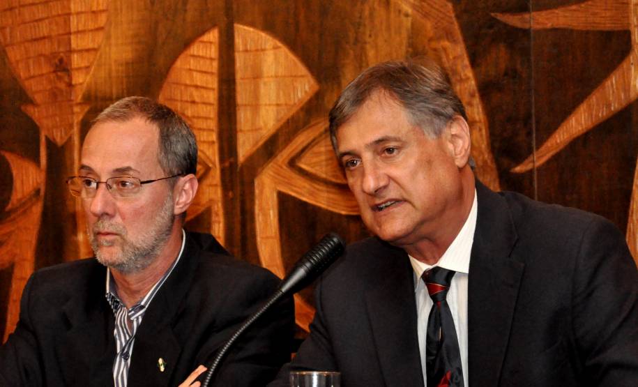 O Departamento de Trânsito do Paraná apresentou nesta quarta-feira (11), no Plenarinho da Assembleia Legislativa do Estado, o modelo de municipalização da gestão de trânsito desenvolvido pela autarquia para apoiar cidades que ainda não estão integradas ao Sistema Nacional de Trânsito. Na foto, o diretor geral do Detran, Marcos Traad e Hugo Collodel, diretor de engenharia e tecnologia do Detran PR.