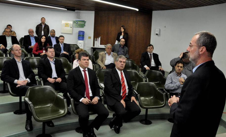 A partir de janeiro de 2014, os usuários dos serviços do Departamento de Trânsito do Paraná terão mais opções e facilidades para quitar guias, como taxas e multas de trânsito.