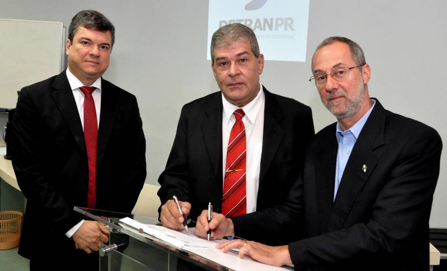 A partir de janeiro de 2014, os usuários dos serviços do Departamento de Trânsito do Paraná terão mais opções e facilidades para quitar guias, como taxas e multas de trânsito.