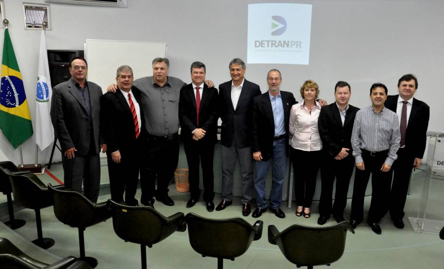 A partir de janeiro de 2014, os usuários dos serviços do Departamento de Trânsito do Paraná terão mais opções e facilidades para quitar guias, como taxas e multas de trânsito.