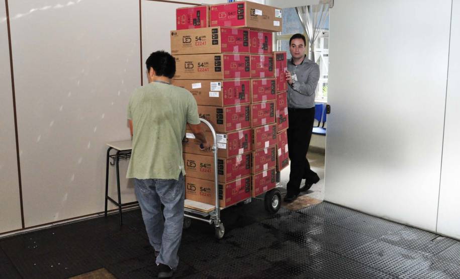 A Coordenadoria de Gestão da Informação (CGI) divulgou nesta sexta-feira (3) o cronograma de instalação dos novos equipamentos de informática que vão substituir todo o parque de máquinas do Detran Paraná. A primeira etapa de entregas já está em andamento. São 950 computadores, dos mais de 2,2 mil adquiridos.