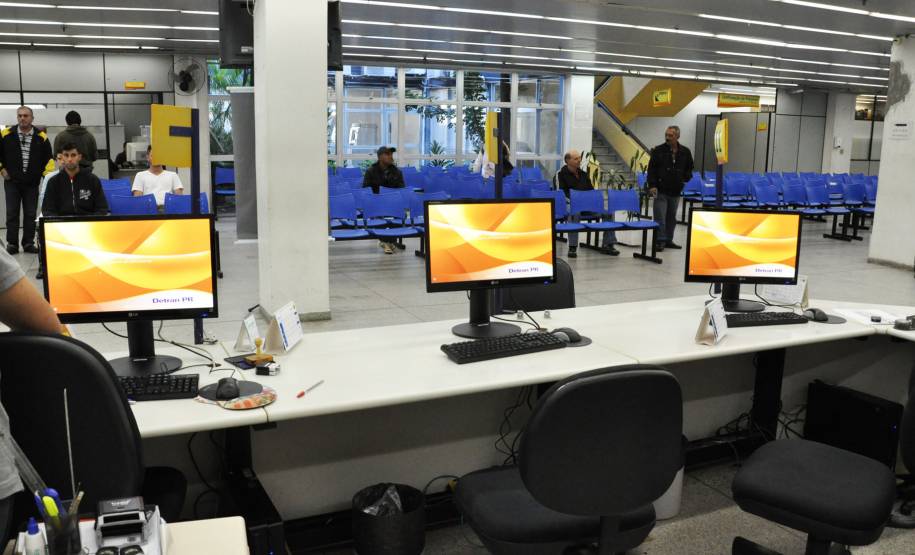 A Coordenadoria de Gestão da Informação (CGI) divulgou nesta sexta-feira (3) o cronograma de instalação dos novos equipamentos de informática que vão substituir todo o parque de máquinas do Detran Paraná. A primeira etapa de entregas já está em andamento. São 950 computadores, dos mais de 2,2 mil adquiridos.