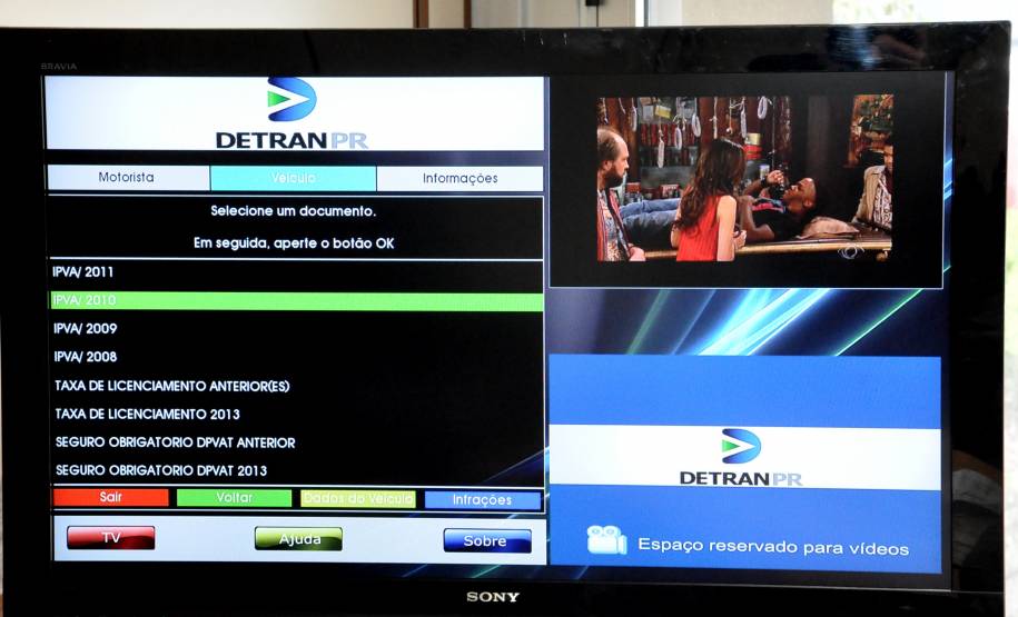 O Departamento de Trânsito do Paraná completa 75 anos nesta semana. Para comemorar, a autarquia paranaense inovou e se tornou o primeiro órgão público do Brasil a disponibilizar serviços pela TV Digital. Com uma plataforma interativa, já é possível obter informações gerais sobre processos, realizar consultas, serviços e, até mesmo, simular a prova teórica de direção.