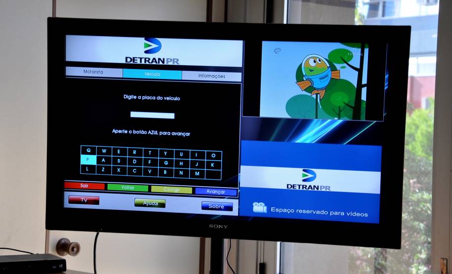 O Departamento de Trânsito do Paraná completa 75 anos nesta semana. Para comemorar, a autarquia paranaense inovou e se tornou o primeiro órgão público do Brasil a disponibilizar serviços pela TV Digital. Com uma plataforma interativa, já é possível obter informações gerais sobre processos, realizar consultas, serviços e, até mesmo, simular a prova teórica de direção.