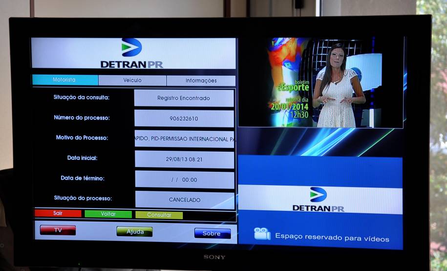 O Departamento de Trânsito do Paraná completa 75 anos nesta semana. Para comemorar, a autarquia paranaense inovou e se tornou o primeiro órgão público do Brasil a disponibilizar serviços pela TV Digital. Com uma plataforma interativa, já é possível obter informações gerais sobre processos, realizar consultas, serviços e, até mesmo, simular a prova teórica de direção.