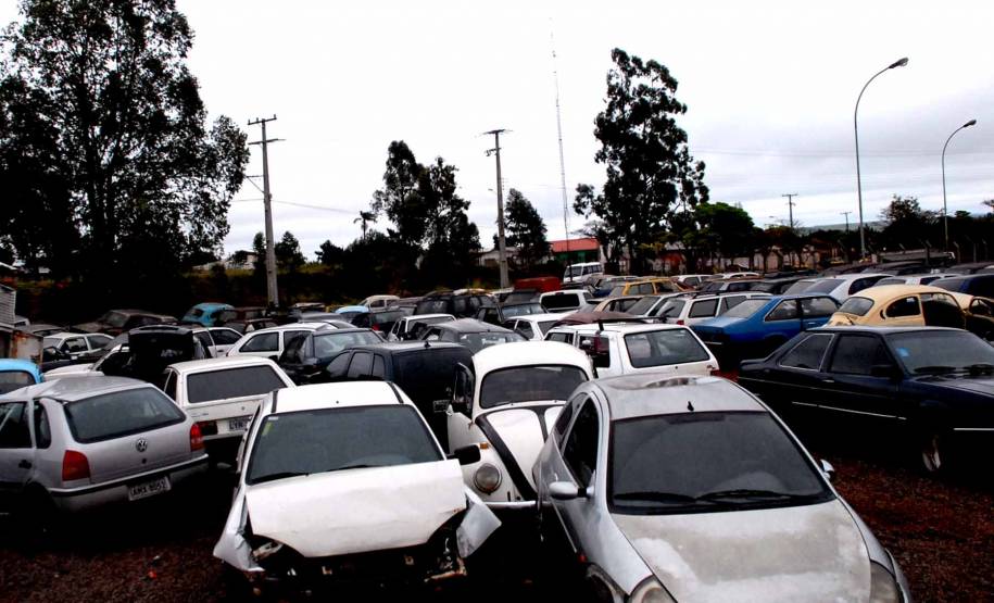 Departamento de Trânsito do Paraná (Detran/PR) atingiu em 2013 a marca histórica de mais de 25 mil veículos leiloados durante o ano.