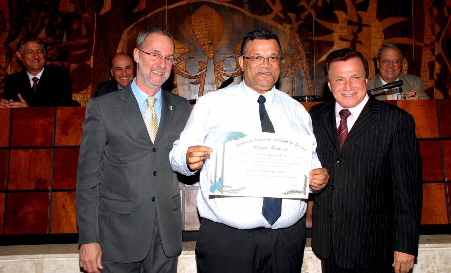 A Assembleia Legislativa do Paraná promoveu sessão solene na noite desta quarta-feira (18) para prestar homenagem a 50 servidores de carreira do Departamento de Trânsito do Estado (Detran), pelos relevantes serviços prestados à comunidade paranaense nestes 75 anos da instituição.