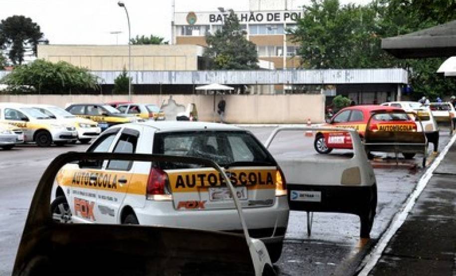 Detran oferta mais de 2,5 mil vagas extras de exames de direção O Departamento de Trânsito do Paraná (Detran) realiza neste fim de semana mais um mutirão de exames práticos de direção, desta vez em Curitiba, Ponta Grossa e Campo Mourão. Nesta edição serão ofertadas 2.530 vagas extras, nas categorias B (automóveis) e D (ônibus). Em 2013 mais de 20 mil candidatos foram beneficiados com exames extras realizados nos mutirões e com o reforço de equipes operacionais enviadas para as Ciretrans com maior demanda de processos.