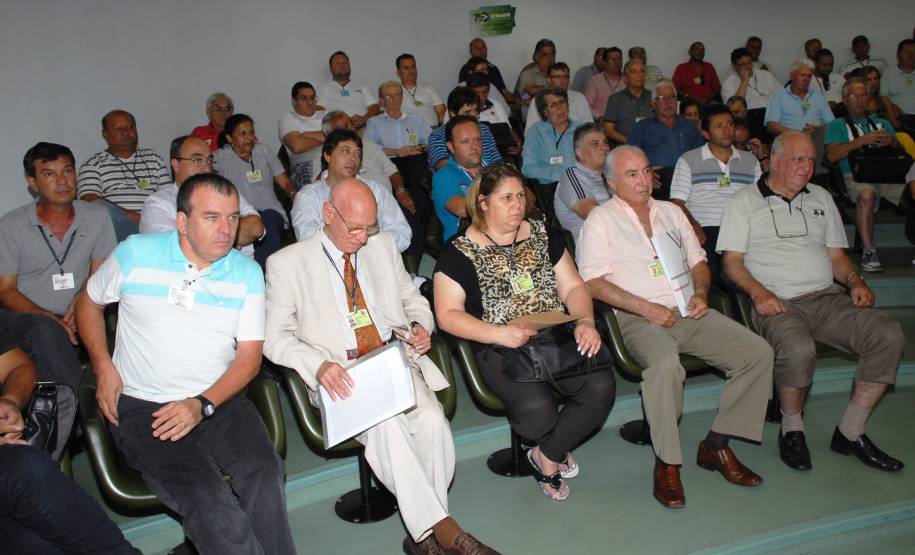 O Departamento de Trânsito do Paraná (Detran) participou na tarde da última quarta-feira (15) de uma reunião com despachantes de todo o estado e com o sindicato da categoria (Sindepar). O motivo do encontro foi a assinatura da ordem de serviço nº 1/2014, que definiu que, a partir do dia 15 de janeiro, todos os processos de primeiro registro de veículos quando entregues até as 14h00 pelos despachantes, deverão ser finalizados no mesmo dia, independente da revisão do processo.