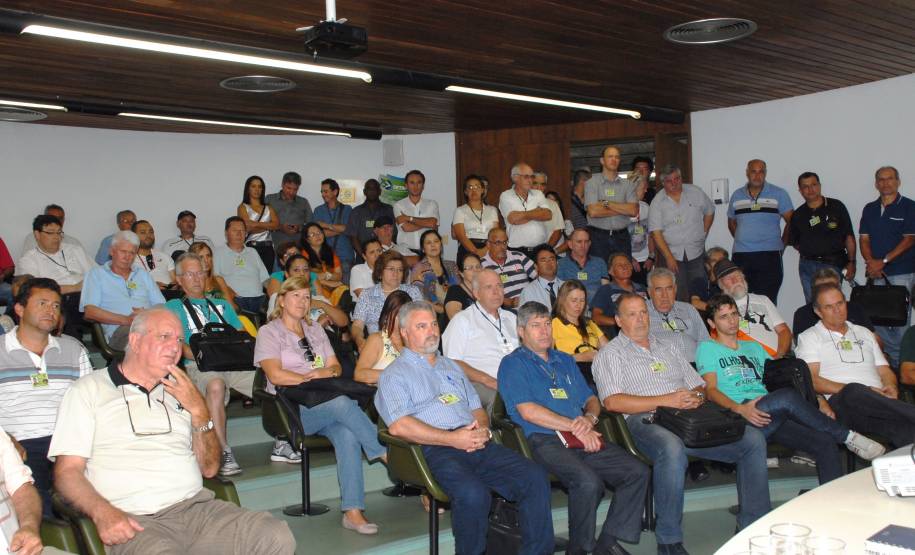 O Departamento de Trânsito do Paraná (Detran) participou na tarde da última quarta-feira (15) de uma reunião com despachantes de todo o estado e com o sindicato da categoria (Sindepar). O motivo do encontro foi a assinatura da ordem de serviço nº 1/2014, que definiu que, a partir do dia 15 de janeiro, todos os processos de primeiro registro de veículos quando entregues até as 14h00 pelos despachantes, deverão ser finalizados no mesmo dia, independente da revisão do processo.