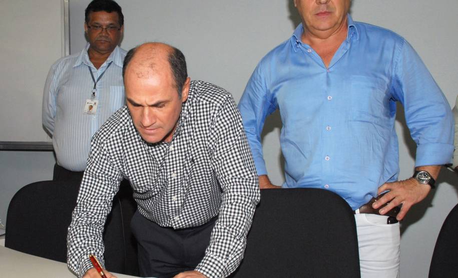 O Departamento de Trânsito do Paraná (Detran) participou na tarde da última quarta-feira (15) de uma reunião com despachantes de todo o estado e com o sindicato da categoria (Sindepar). O motivo do encontro foi a assinatura da ordem de serviço nº 1/2014, que definiu que, a partir do dia 15 de janeiro, todos os processos de primeiro registro de veículos quando entregues até as 14h00 pelos despachantes, deverão ser finalizados no mesmo dia, independente da revisão do processo.