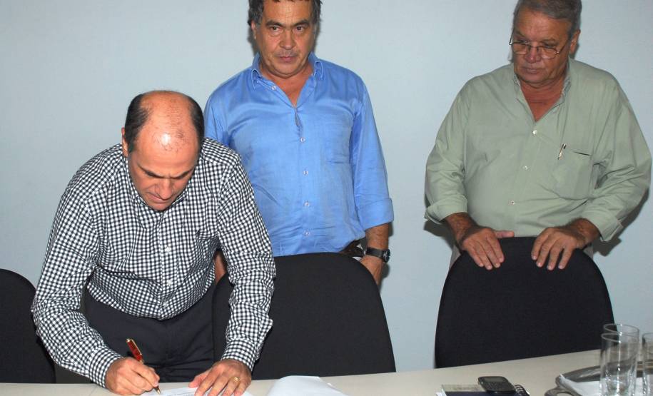 O Departamento de Trânsito do Paraná (Detran) participou na tarde da última quarta-feira (15) de uma reunião com despachantes de todo o estado e com o sindicato da categoria (Sindepar). O motivo do encontro foi a assinatura da ordem de serviço nº 1/2014, que definiu que, a partir do dia 15 de janeiro, todos os processos de primeiro registro de veículos quando entregues até as 14h00 pelos despachantes, deverão ser finalizados no mesmo dia, independente da revisão do processo.