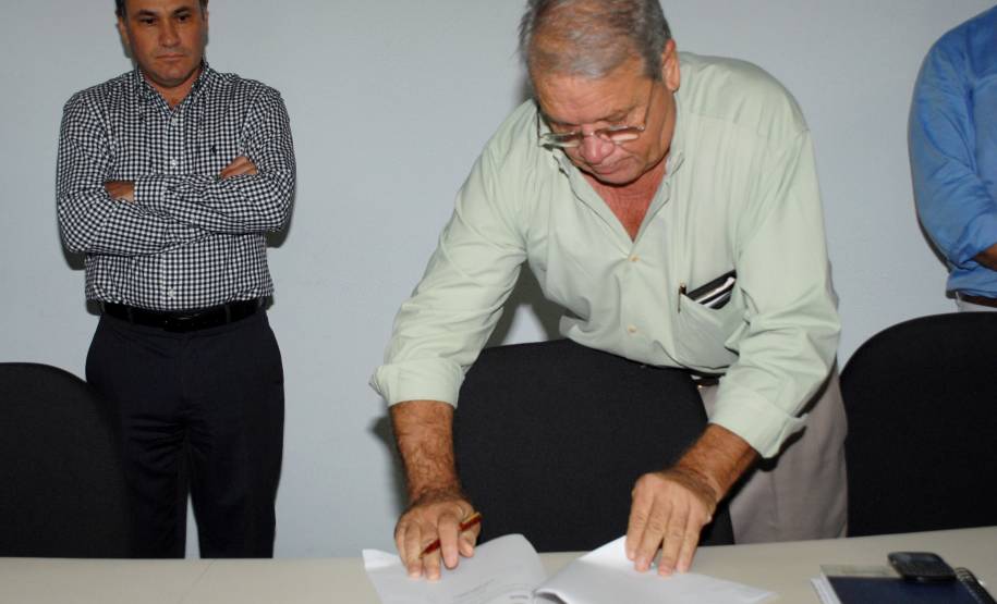 O Departamento de Trânsito do Paraná (Detran) participou na tarde da última quarta-feira (15) de uma reunião com despachantes de todo o estado e com o sindicato da categoria (Sindepar). O motivo do encontro foi a assinatura da ordem de serviço nº 1/2014, que definiu que, a partir do dia 15 de janeiro, todos os processos de primeiro registro de veículos quando entregues até as 14h00 pelos despachantes, deverão ser finalizados no mesmo dia, independente da revisão do processo.