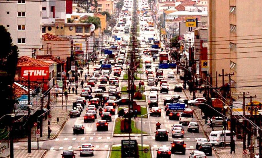 O Paraná alcançou no ano passado a marca de 6.159.417 veículos em circulação. Com aumento médio de 7% ao ano, a frota paranaense mais do que dobrou nos últimos dez anos. Em 2003, eram pouco mais de 2,9 milhões de veículos registrados no Estado. Foto: Paulo Rosa/Detran