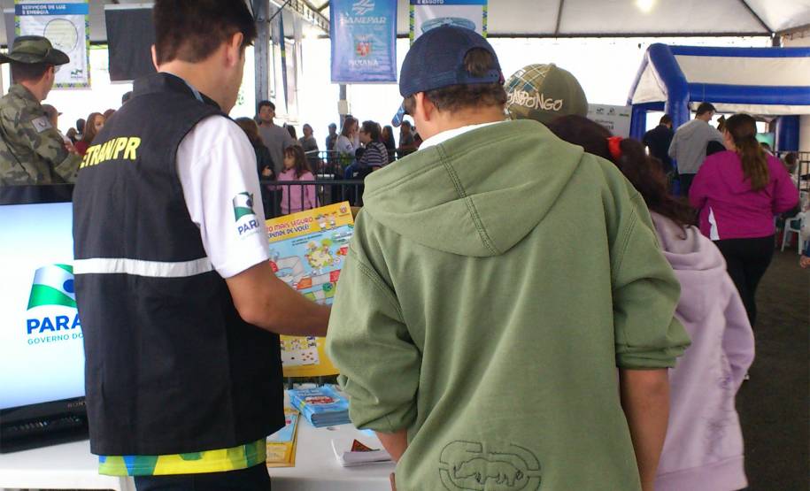 No stand do Detran a população teve acesso a informações, materiais informativos e educativos e atividades lúdicas sobre educação para o trânsito.