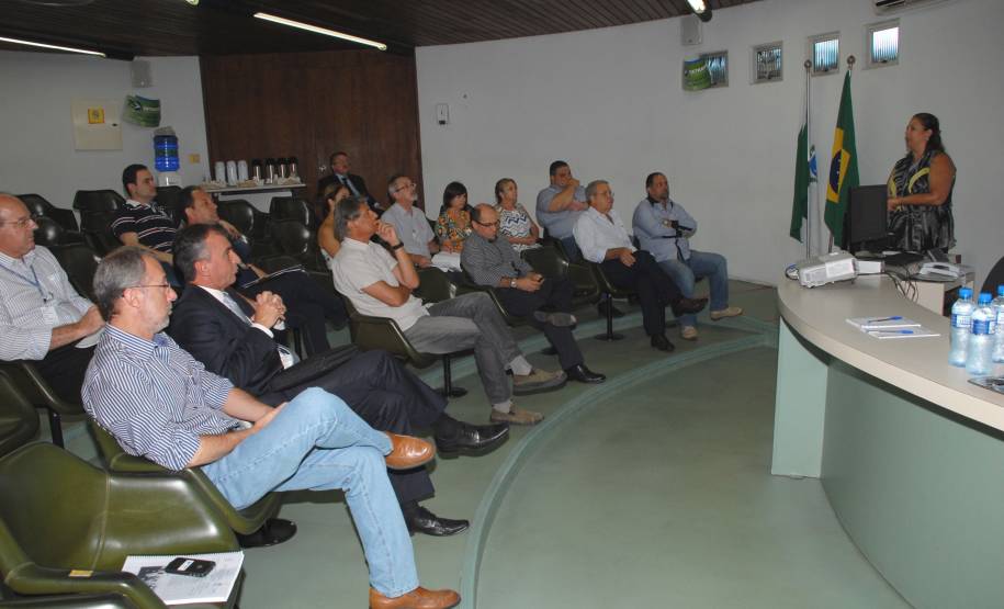 A diretoria do Departamento de Trânsito do Paraná (Detran) promoveu na última sexta-feira (24), em Curitiba, uma reunião com representantes do Departamento Nacional de Trânsito (DENATRAN) e do Sindicato das Autoescolas e Centros de Formação de Condutores do Estado (Sindicfc -PR).