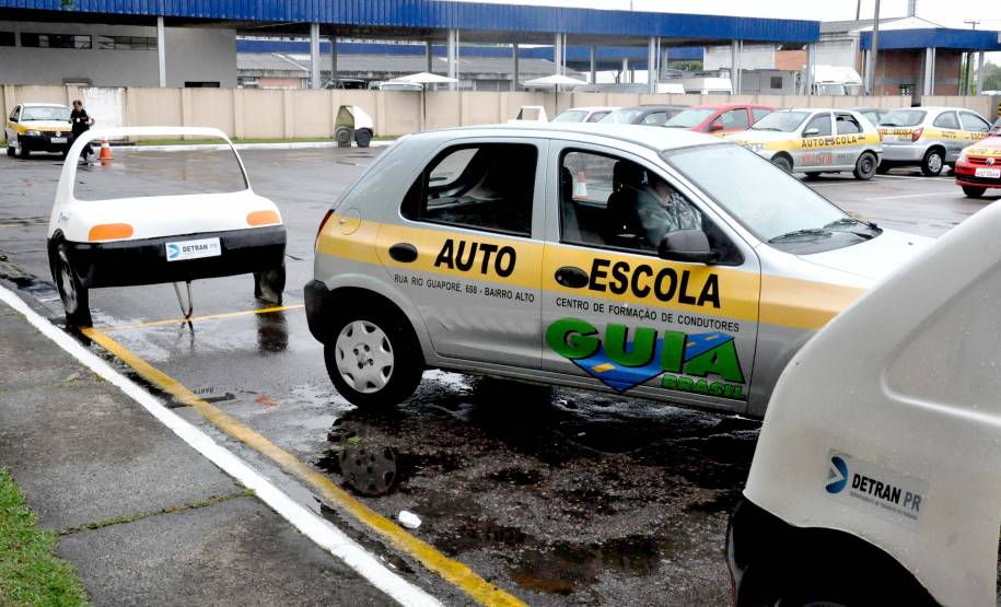 O Departamento de Trânsito do Paraná (Detran) promove no próximo sábado (1), mais um mutirão de exames práticos de direção, desta vez na cidade de  Castro. Na ocasião serão ofertadas 350 vagas, na categoria B, para candidatos à primeira habilitação. Somente no início deste ano mais de 2,5 mil usuários foram beneficiados por mutirões promovidos pelo departamento.