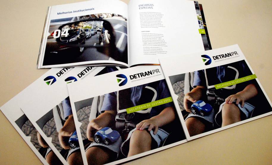 Publicação reúne dados, tabelas e gráficos que mostram a evolução dos serviços prestados pela autarquia do Governo do Estado. Produzido ano a ano, desde 2011, é um instrumento de transparência que permite à comunidade paranaense acompanhar os projetos e ações desenvolvidas. Foto: Allan Marba/Detran