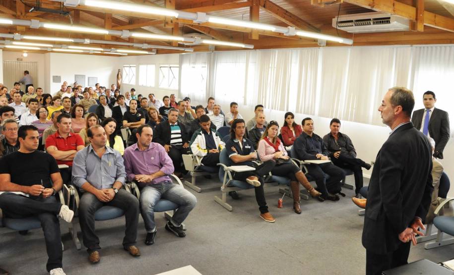 A partir de junho, os veículos emplacados no Paraná receberão lacre com número de segurança e QR Code com dados para dificultar clonagens e fraudes com carros roubados.