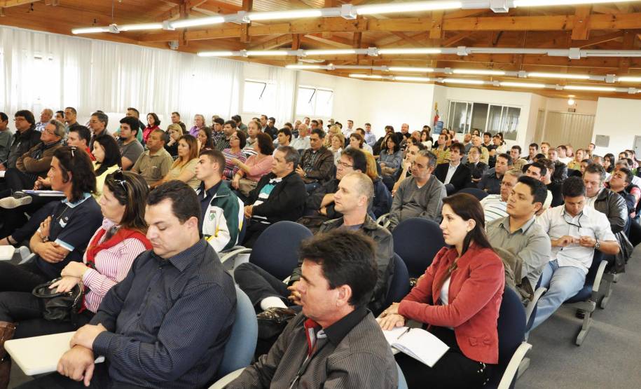 A partir de junho, os veículos emplacados no Paraná receberão lacre com número de segurança e QR Code com dados para dificultar clonagens e fraudes com carros roubados.