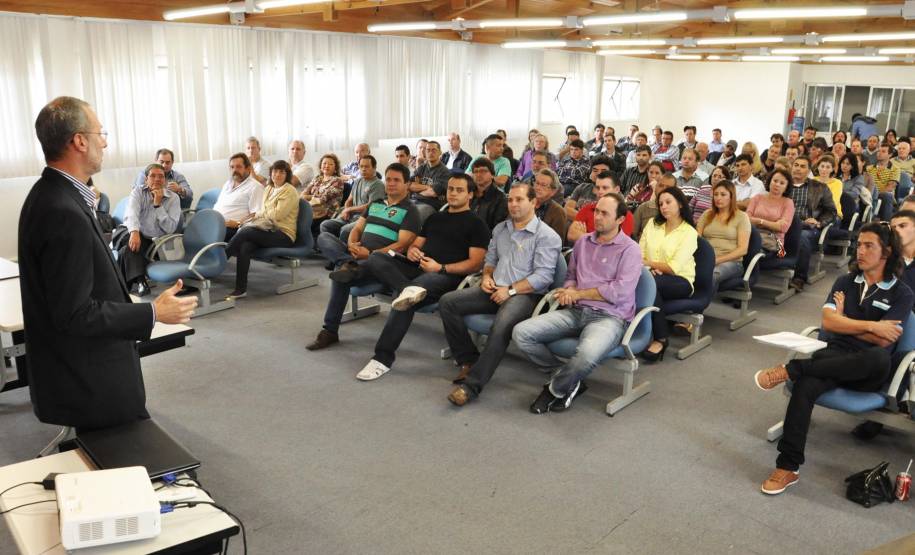 A partir de junho, os veículos emplacados no Paraná receberão lacre com número de segurança e QR Code com dados para dificultar clonagens e fraudes com carros roubados.