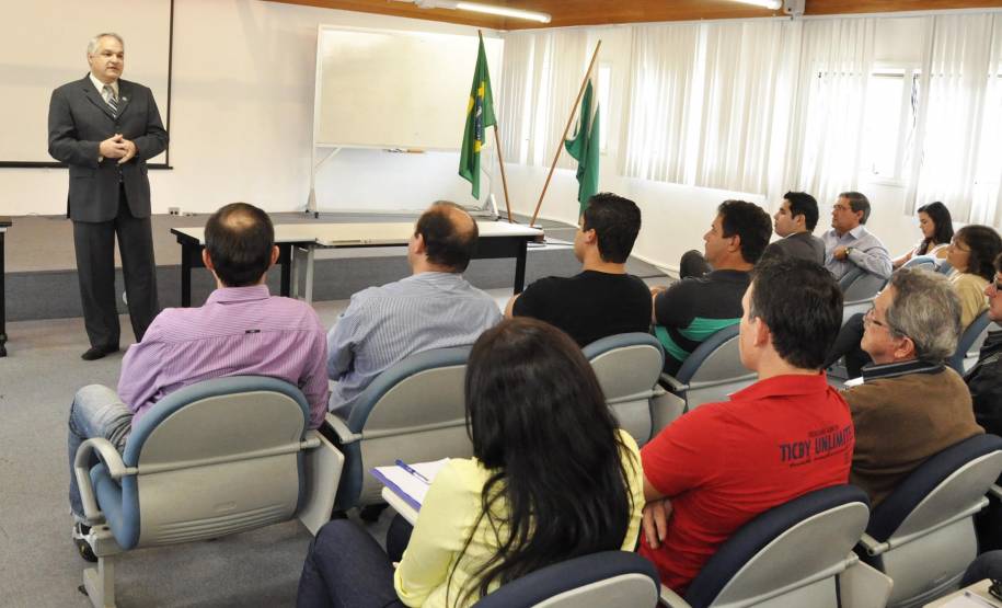 A partir de junho, os veículos emplacados no Paraná receberão lacre com número de segurança e QR Code com dados para dificultar clonagens e fraudes com carros roubados.