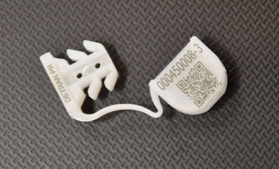 A partir de junho, os veículos emplacados no Paraná receberão lacre com número de segurança e QR Code com dados para dificultar clonagens e fraudes com carros roubados.