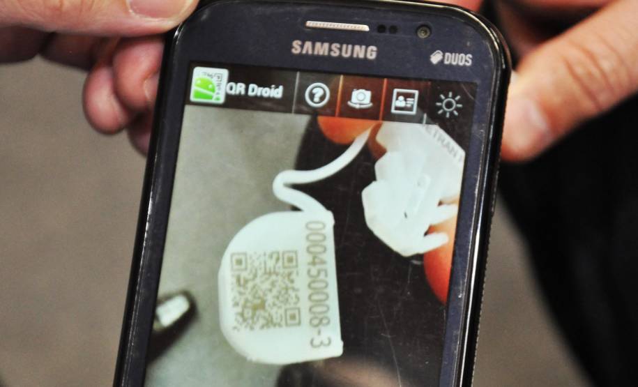 A partir de junho, os veículos emplacados no Paraná receberão lacre com número de segurança e QR Code com dados para dificultar clonagens e fraudes com carros roubados.