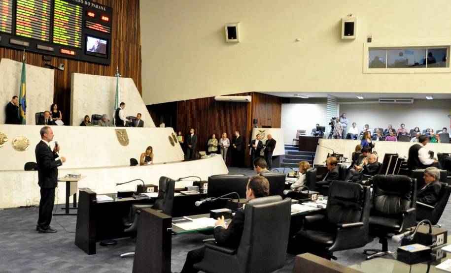 O diretor-geral do Departamento de Trânsito do Paraná, Marcos Traad, fez um pronunciamento na sessão plenária da Assembleia Legislativa, na tarde de segunda-feira (17). Ele usou a tribuna para apresentar um balanço das ações implementadas pela instituição e as metas para este ano, conforme proposição do deputado Ademar Traiano, líder do Governo no Legislativo estadual.Foto: Paulo Rosa/Detran