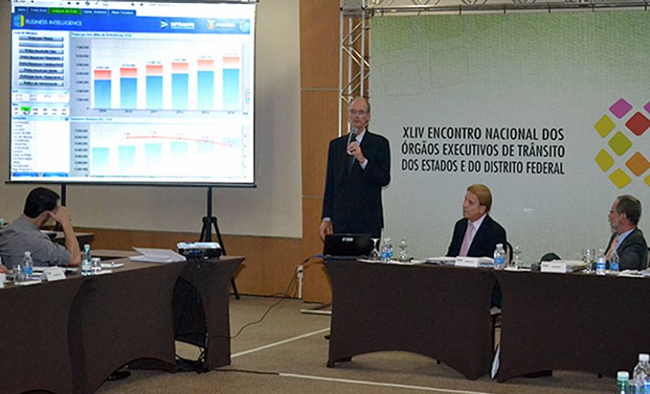 O Departamento de Trânsito do Paraná (Detran PR) e a Companhia de Tecnologia da Informação e Comunicação do Paraná (Celepar) apresentaram nesta semana, em Brasília, as ferramentas de business intelligence usadas para controle e levantamento de dados estatísticos no Estado. Foto: Celepar