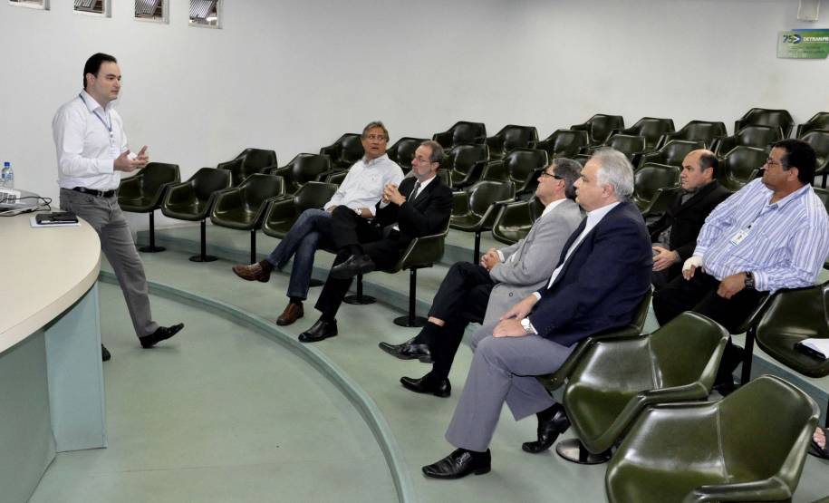 Representantes do Detran e da Afaplacas se reuniram nesta segunda-feira (24) para debater os avanços e as fragilidades da plataforma conjunta, lançada em junho de 2013 e que passa por um processo de aprimoramento. Foto: Paulo Rosa/Detran